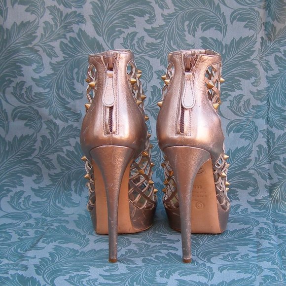 STUNNING size 39.5/US 9 Alexander McQueen Gold Studded heels (store display) - Picture 8 of 16